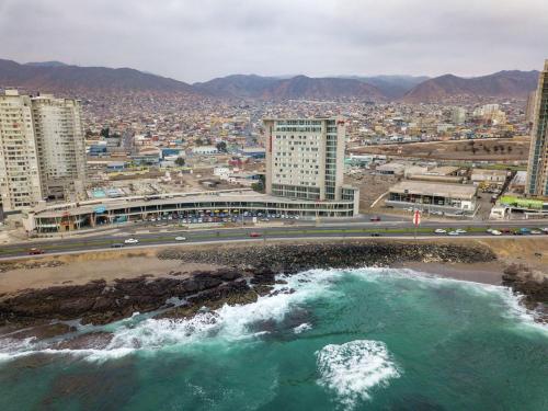 安托法加斯塔Hampton By Hilton Antofagasta的享有带海滩和建筑的城市美景
