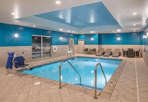 哥伦布市Hampton Inn Columbus的蓝色墙壁的酒店客房的游泳池
