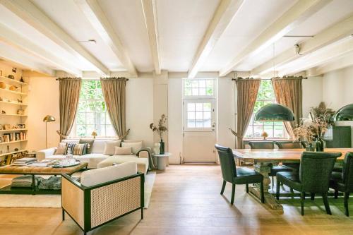 罗森达尔Filion's Place的客厅配有沙发和桌子