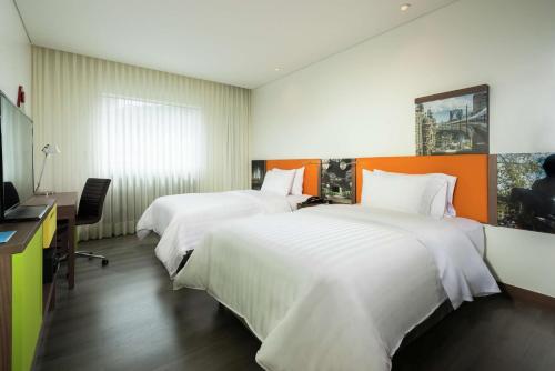布卡拉曼加希尔顿布卡拉曼加汉普顿酒店的酒店客房配有两张床和一张书桌