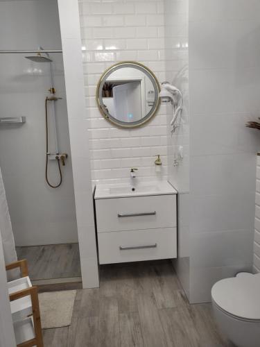 日拉尔杜夫Zestaw rodzinny的白色的浴室设有水槽和镜子