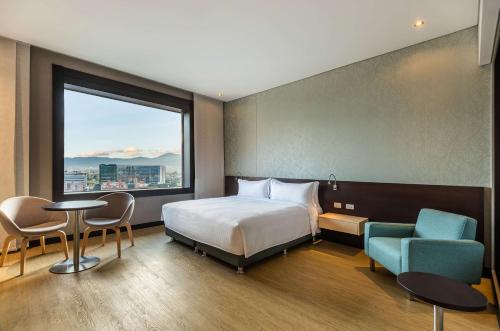 波哥大Hilton DoubleTree Bogotá Salitre AR的酒店客房设有一张床和一个大窗户
