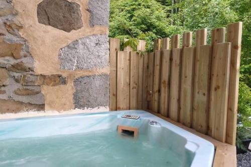 Arâches-la-FrasseChalet de Creytoral的后院的热水浴池,设有木栅栏