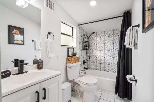 圣奥古斯丁Quiet get away in a vibrant city的白色的浴室设有卫生间和水槽。