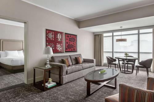 利马DoubleTree by Hilton Lima Miraflores El Pardo的带沙发、床和桌子的客厅