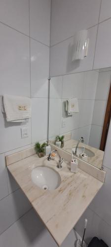 皮帕Porto do Sol - Chalé 07的浴室配有带水槽的木制台面