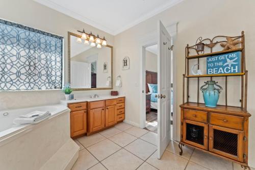 德斯坦Sunny and Share S 25 Opal Cove的带浴缸、水槽和镜子的浴室