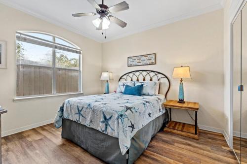德斯坦Sunny and Share S 25 Opal Cove的一间卧室设有一张床和一个窗口