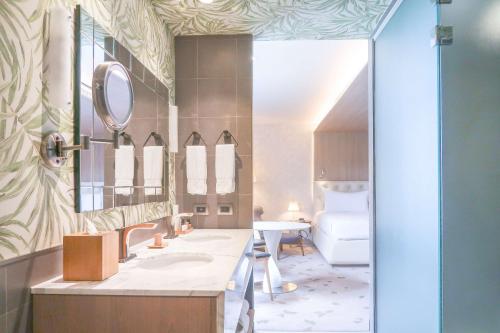 圣何塞哥斯达黎加格兰希尔顿Curio Collection酒店的一间带水槽和镜子的浴室
