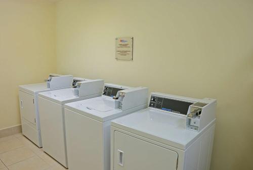利比里亚Hilton Garden Inn Guanacaste Airport的客房内的一套洗衣机和烘干机