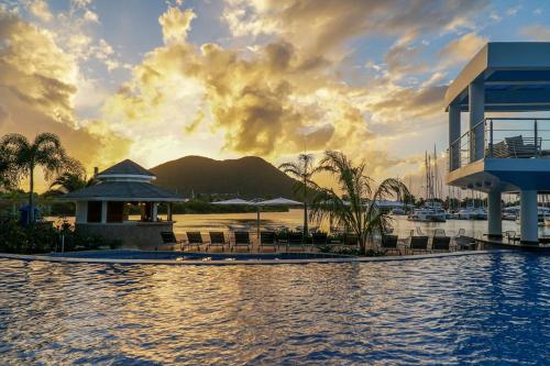 格罗斯岛Harbor Club St Lucia, Curio Collection by Hilton的享有水面的度假胜地美景