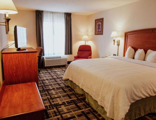 托雷翁托雷翁机场-加莱里亚斯汉普顿酒店的酒店客房,配有床和电视