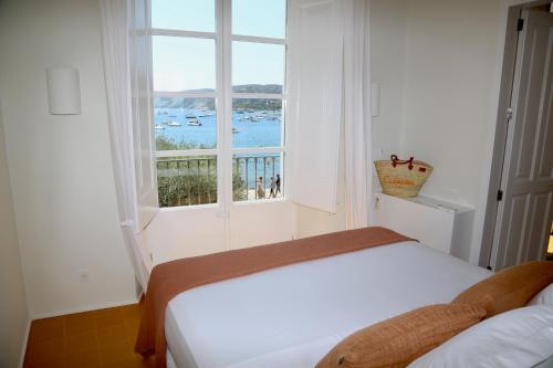 卡达克斯Can Set的一间卧室设有一张床和一个美景窗户。
