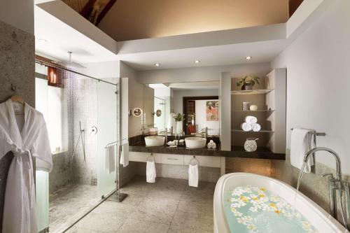 帕佩托艾Hilton Moorea Lagoon Resort & Spa的浴室配有2个盥洗盆和1个浴缸。
