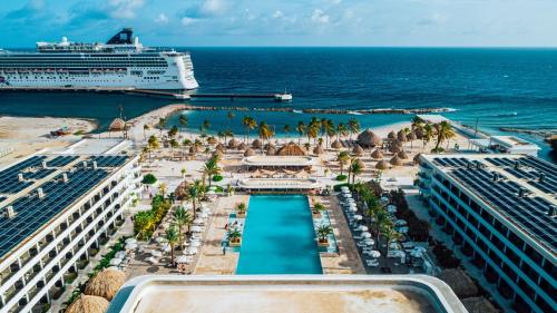 威廉斯塔德Mangrove Beach Corendon Curacao All-Inclusive Resort, Curio的享有海滩和游轮的空中景致