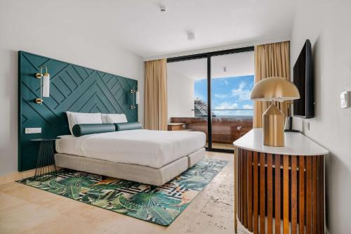 威廉斯塔德Mangrove Beach Corendon Curacao All-Inclusive Resort, Curio的一间卧室设有一张床和一个大窗户