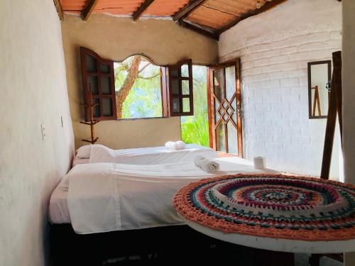 圣若热岛Espaço Shanti - Chalés的一间带床的卧室,位于带窗户的房间内