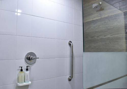 坦皮科Hampton Inn Tampico Zona Dorada的带淋浴的浴室和玻璃门