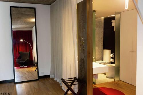 布宜诺斯艾利斯安塞尔莫布宜诺斯艾利斯希尔顿Curio Collection酒店的一间带盥洗盆和椅子的浴室