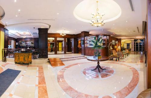 马那瓜马那瓜公主希尔顿酒店的大厅,房间中间设有桌子