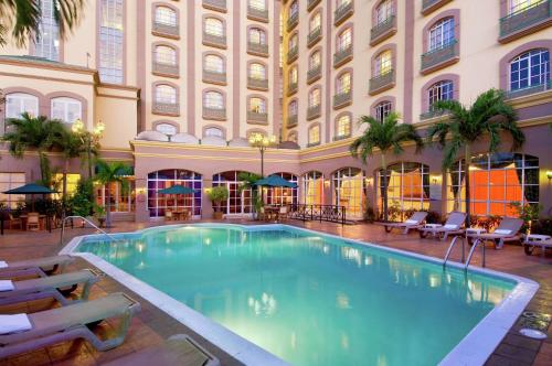 马那瓜马那瓜公主希尔顿酒店的一座大型游泳池,位于酒店大楼内