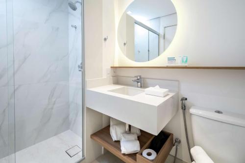 瓜鲁柳斯Hampton by Hilton Guarulhos Airport的白色的浴室设有水槽和淋浴。