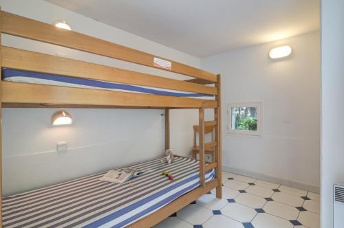 拉格朗德默特Résidence Pierre & Vacances Les Terrasses Du Parc的一间卧室配有两张双层床。