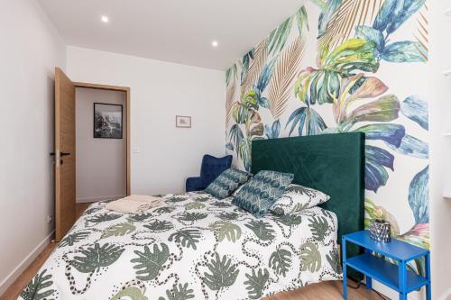 尼斯La Casa Reine Jeanne的一间卧室配有一张植物墙床