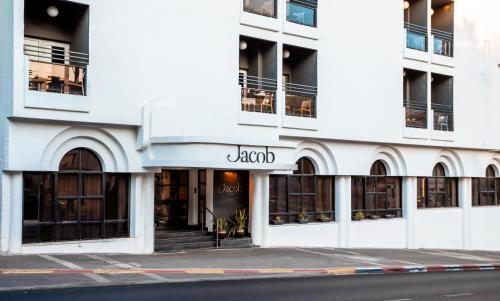 提比里亚Jacob Tiberias by Jacob Hotels的建筑前面的商店,上面写着 ⁇ 子