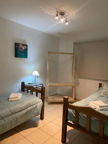 迈普Padre Vázquez Apartment的客房设有两张床、一张桌子和镜子