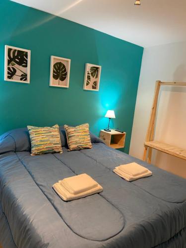 迈普Padre Vázquez Apartment的蓝色卧室配有一张大床和毛巾