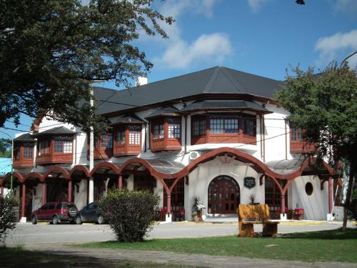 本塔纳山村Grand Hotel - Sierra De La Ventana的黑色屋顶的白色大建筑