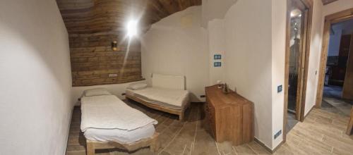 蒂涅Le Slalom的小房间设有两张床和一张桌子