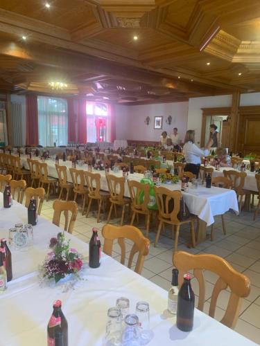 希尔沙伊德布拉恩克拉斯酒店的一个带桌椅和人的大型宴会厅