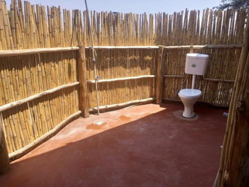 Semliki Fishing River Camp的一间带围栏卫生间的浴室