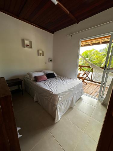 伊塔齐米林Village Beira Mar-Summer03的一间卧室设有一张床和一个大窗户