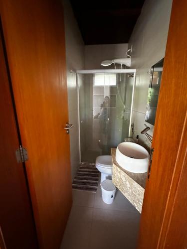 伊塔齐米林Village Beira Mar-Summer03的浴室配有卫生间、浴缸和水槽。