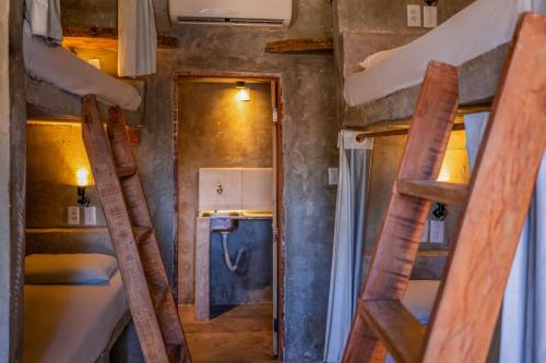 杰里科科拉LaTaperaJeri Hostel的小房间设有两张双层床和走廊