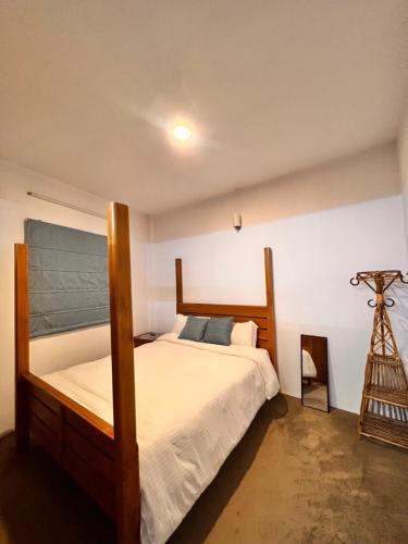 加德满都Your home in Kathmandu!的一间卧室配有一张大床和一个三角架