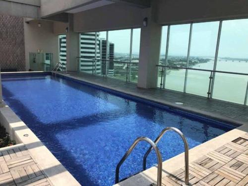 瓜亚基尔Suite 806 extraordinaria vista al rio con piscina.的一座大型游泳池,位于一座景观建筑中