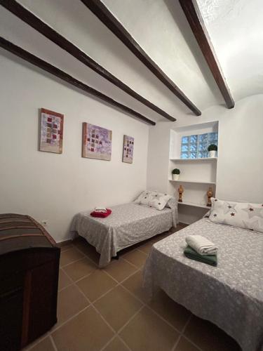 布索特El Raval d'Or, casa de 1900的一间卧室设有两张床和窗户。