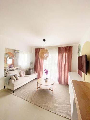 蓬塔卡纳Oasis Punta Cana Apartments 3的客厅配有沙发和桌子