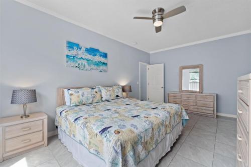 德斯坦7 Seas S 33 Aquamarine Cove的一间卧室配有一张床和吊扇