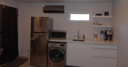 西奥兰治Silva Domus的厨房配有不锈钢冰箱和微波炉。