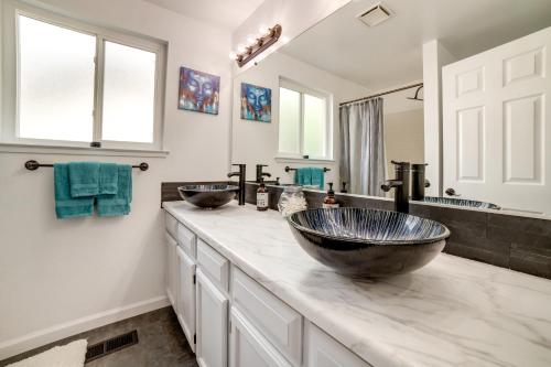 里诺Pet-Friendly Reno Hideaway with Private Hot Tub!的一间带两个盥洗盆和大镜子的浴室