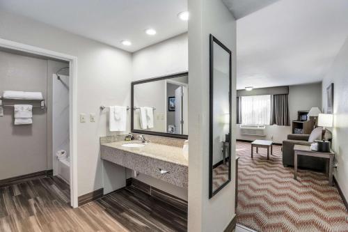 索诺拉西佳索诺拉奥克斯酒店及会议中心的一间带水槽和大镜子的浴室