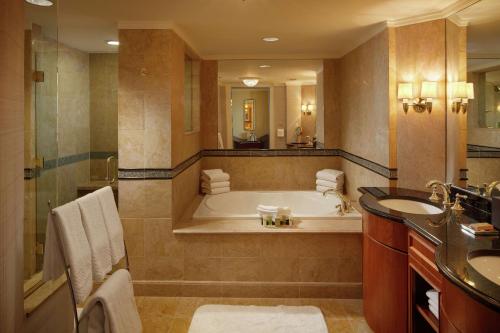 夏特山希尔顿索特酒店的带浴缸和盥洗盆的大浴室