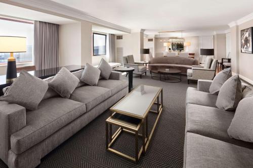 夏特山希尔顿索特酒店的客厅配有沙发和桌子