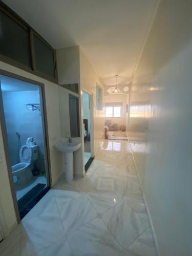 达赫拉Dakhla sky blue的大型浴室设有卫生间和水槽。