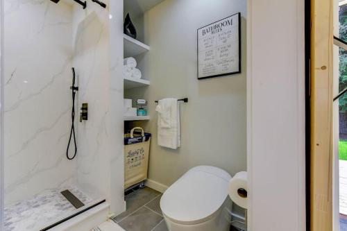 贝尔维尤Private Deluxe Suite! *Location*: MS, lakes, shops的白色的浴室设有卫生间和淋浴。